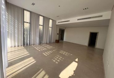 Villa for sale, 345 sqm, with roof, in Ivoire East Compound, Fifth Settlement, New Cairo